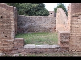 03612 ostia - region i - regio i - insula iv - botteghe (i,iv,1) (opus mixtum) - via dei balconi - 11. laden - bli ri westen - 09-2022.jpg